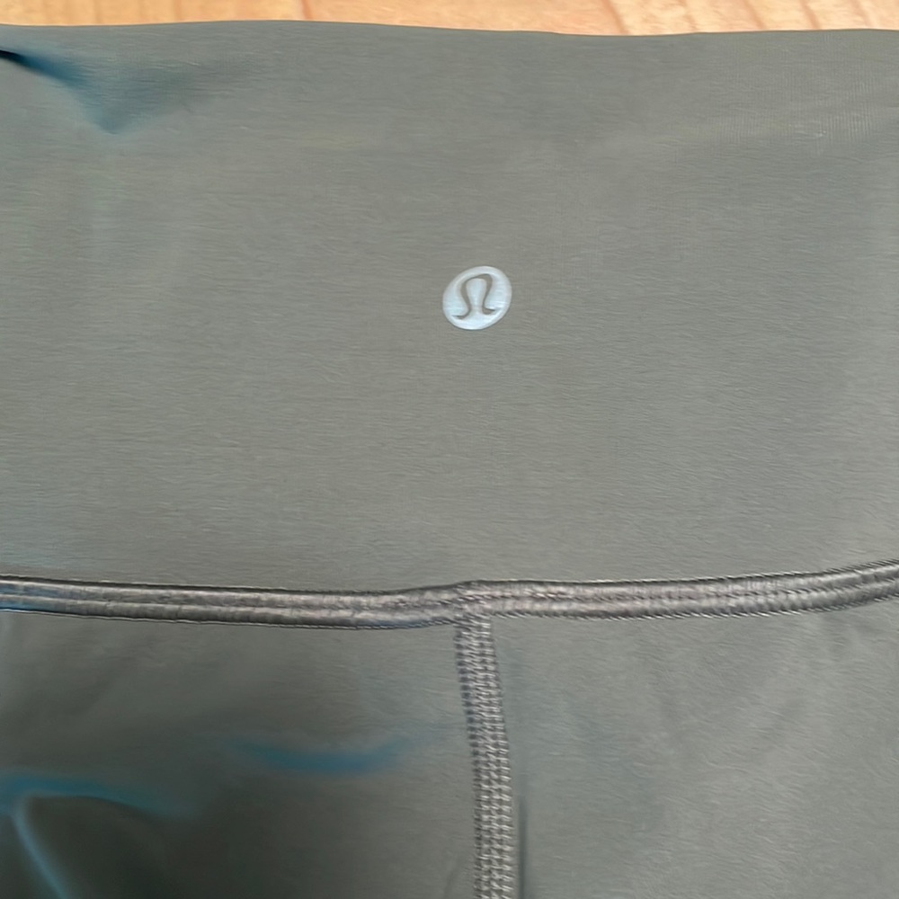 Olive green lulu leggings size 4 Wunder train length 25”